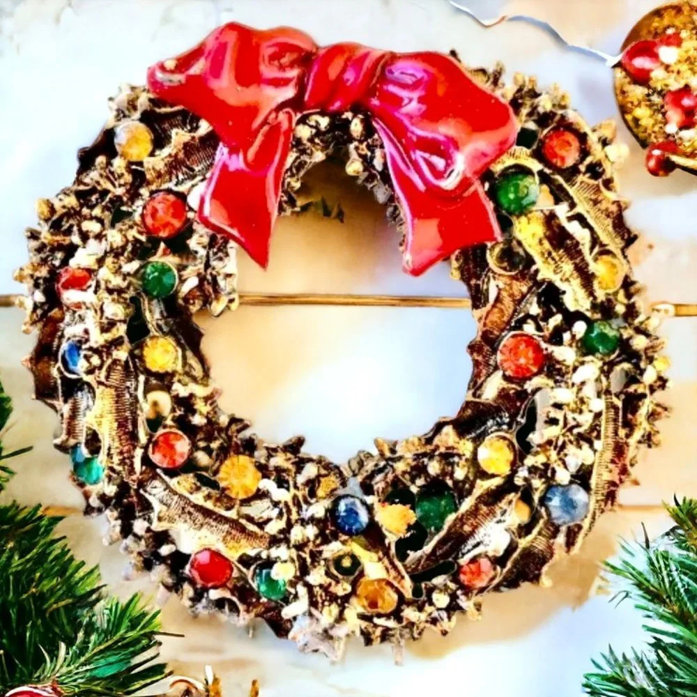 ART Arthur Pepper Brooch Christmas Wreath Enamel Rhinestones Signed Goldtone